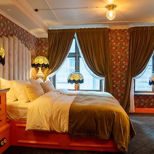 Petite Kamer met een King Size Bed